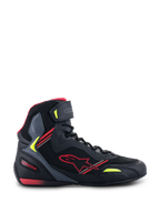 Alpinestars Faster-3 Rideknit® Schuhe, Motorradschuhe, Schwarz mit roten und neongelben Akzenten, Seitenprofil mit atmungsaktiver Mesh- und Mikrofaser-Konstruktion, High-Top-Design mit rotem Stern-Logo und verstellbarem Knöchelriemen