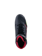 Alpinestars Faster-3 Rideknit® Schuhe, Draufsicht auf einen schwarzen Motorradschuh, mit rotem Innenfutter, schwarzen Schnürsenkeln, atmungsaktiven Strick-Einsätzen sowie roten und gelb fluoreszierenden Akzenten, leichtes Sportschuhwerk zum Fahren