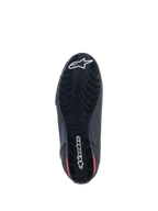 Alpinestars Faster-3 Rideknit® Schuhe, Unteransicht, schwarze Sohle mit roten Akzenten, strukturiertes Profil für Grip, weißes Alpinestars Stern-Logo an der Zehenpartie und Wortmarke an der Ferse, leichtes Motorrad-Schuhwerk