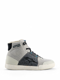 Alpinestars Circal Riding Shoes, hochgeschnittene Motorrad-Sneaker in Grau, Schwarz und Methylblau, hellgraues Canvas und dunkelgraue strukturierte Stoffeinsätze, weiße Gummisohle mit bunten recycelten Sprenkeln, schwarzes Alpinestars-Sternlogo, „ALPINESTARS SINCE 1963“ Branding am Knöchel, moderner urbaner Fahrstil