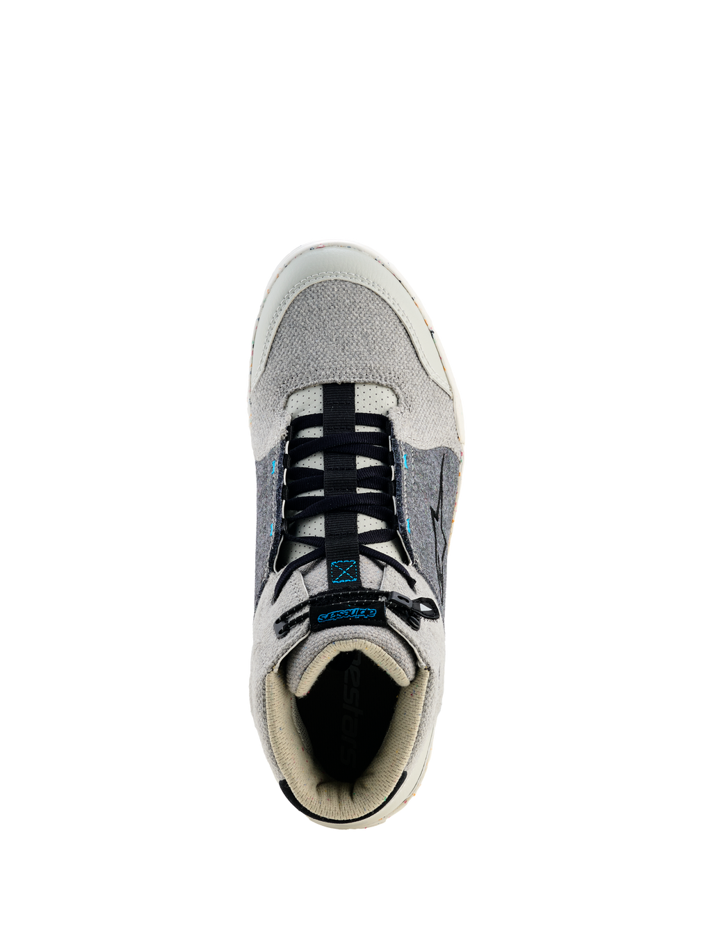 Alpinestars Circal Motorradschuhe, urbane Motorradschuhe, Grau, Schwarz und Methyl-Blau, Draufsicht mit schwarzen elastischen Schnürsenkeln, hellgraue Zehenbox und Kragen aus Canvas, dunkelgraue Seitenpaneele mit blauen Akzenten, schützendes und nachhaltiges urbanes Schuhwerk