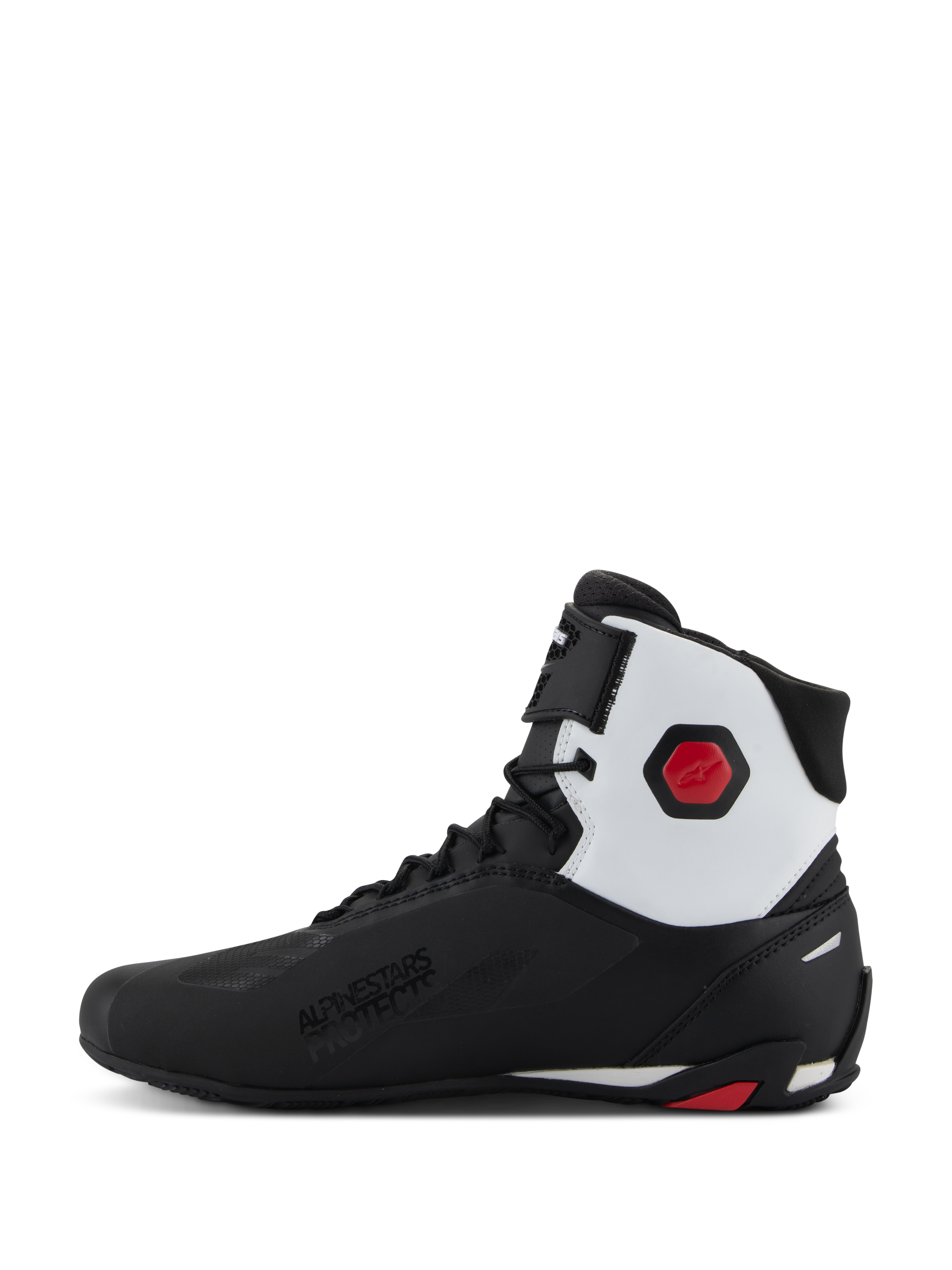 Alpinestars Faster-4 Schuhe, Motorradschuhe, Schwarz, Weiß und Rot, Seitenansicht mit schwarzem Mikrofaser-Obermaterial, weißem Knöcheleinsatz, rotem sechseckigem Protektor, Schnürverschluss mit oberem Riemen und 'Alpinestars Protects'-Branding.