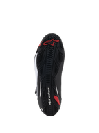 Alpinestars Faster-4 Schuhe, Motorradschuhe, Sohlenansicht, schwarzer Gummi mit strukturiertem Profilmuster, rotes Alpinestars-Logo und weißes Branding, entwickelt für Straßen- und Sportfahrten