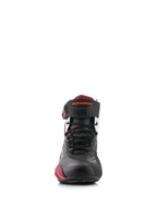 Alpinestars Faster-4 Schuhe, Schwarz Weiß Dunkelrot, Vorderansicht von Motorradschuhen, mit schwarzem Mikrofaser-Obermaterial und roten Akzenten, Schnürverschluss und Klettverschluss am Knöchel mit rotem Alpinestars-Branding