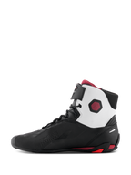 Alpinestars Faster-4 Schuhe, Motorradschuhe, Schwarz, Weiß und Dunkelrot, mediale Profilansicht mit weißen oberen Kragenpanelen, schwarzem Mikrofaser-Chassis und dunkelroten Akzenten an Ferse und Knöchel.
