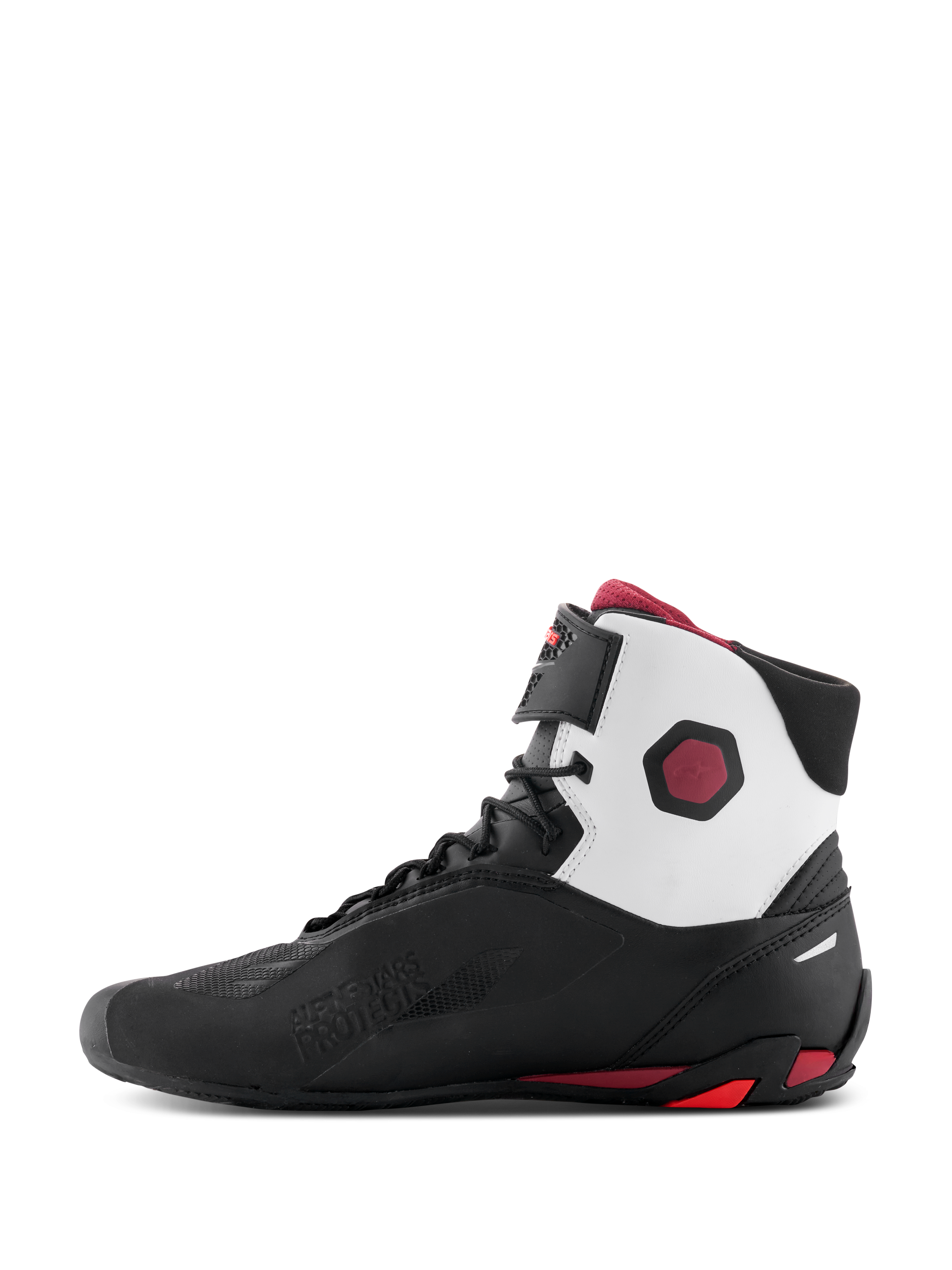 Alpinestars Faster-4 Schuhe, Motorradschuhe, Schwarz, Weiß und Dunkelrot, mediale Profilansicht mit weißen oberen Kragenpanelen, schwarzem Mikrofaser-Chassis und dunkelroten Akzenten an Ferse und Knöchel.