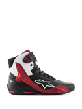 Alpinestars Faster-4 Schuhe, High-Top-Motorradschuhe, Schwarz, Weiß und Dunkelrot, Seitenansicht mit weißem Alpinestars-Logo und roten TPU-Stützpaneelen, Schnürdesign im sportlichen Rennstil, strapazierfähige Mikrofaser-Konstruktion.