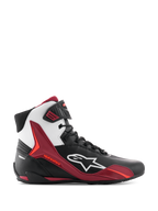 Alpinestars Faster-4 Schuhe, High-Top-Motorradschuhe, Schwarz, Weiß und Dunkelrot, Seitenansicht mit weißem Alpinestars-Logo und roten TPU-Stützpaneelen, Schnürdesign im sportlichen Rennstil, strapazierfähige Mikrofaser-Konstruktion.