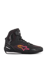 Alpinestars Stella Faster-3 Rideknit® Damenschuhe, Motorradschuhe, Schwarz, Gelb und Pink, Seitenansicht mit atmungsaktivem Strick-Obermaterial, leuchtendem Stern-Logo mit Farbverlauf und Klettverschluss am Knöchel.