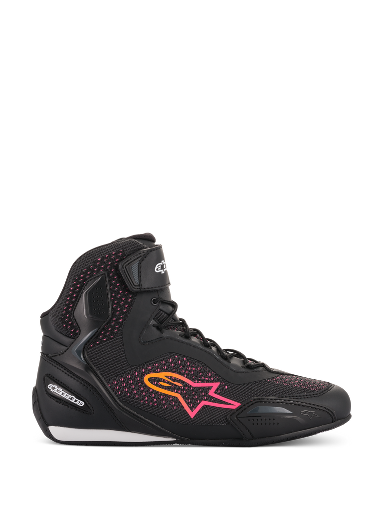Alpinestars Stella Faster-3 Rideknit® Damenschuhe, Motorradschuhe, Schwarz, Gelb und Pink, Seitenansicht mit atmungsaktivem Strick-Obermaterial, leuchtendem Stern-Logo mit Farbverlauf und Klettverschluss am Knöchel.
