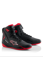 Alpinestars Honda Faster-4 Schuhe, Motorradschuhe, Schwarz und Rot, schlankes High-Top-Design mit Schnürverschluss und Knöchelriemen, mit roten Sohlen sowie Alpinestars und Honda Branding.