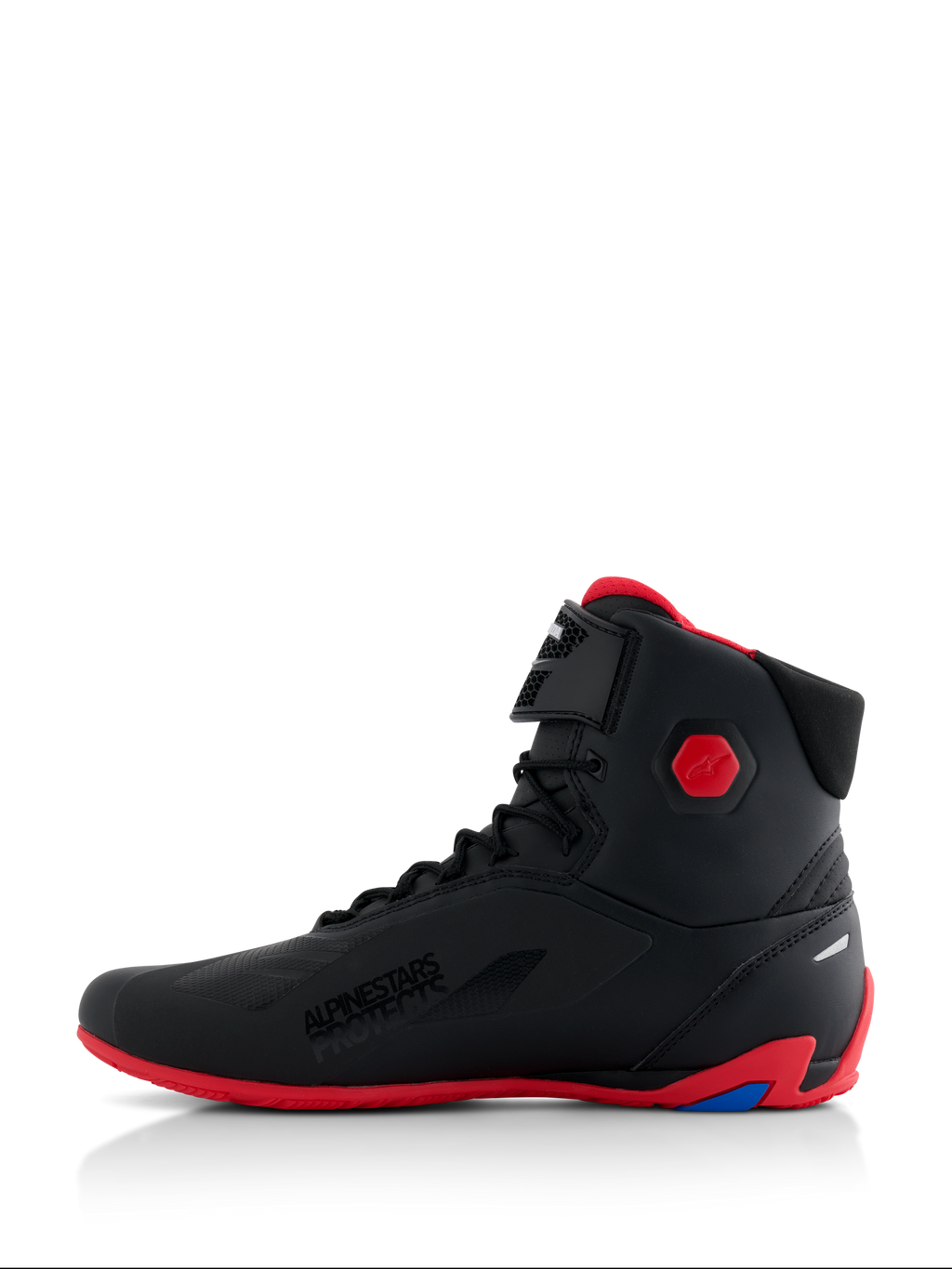 Alpinestars Honda Faster-4 Schuhe, Motorradschuhe, Schwarz und Rot, Seitenansicht, mit leuchtend roter Sohle und sechseckigem Knöchelprotektor, High-Top-Sneaker-Stil mit Schnürverschluss und Klettverschlussriemen, „Alpinestars Protects“-Branding, elegante Performance-Fußbekleidung für Straßenfahrten