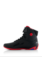 Alpinestars Honda Faster-4 Schuhe, Motorradschuhe, Schwarz und Rot, Seitenansicht, mit leuchtend roter Sohle und sechseckigem Knöchelprotektor, High-Top-Sneaker-Stil mit Schnürverschluss und Klettverschlussriemen, „Alpinestars Protects“-Branding, elegante Performance-Fußbekleidung für Straßenfahrten