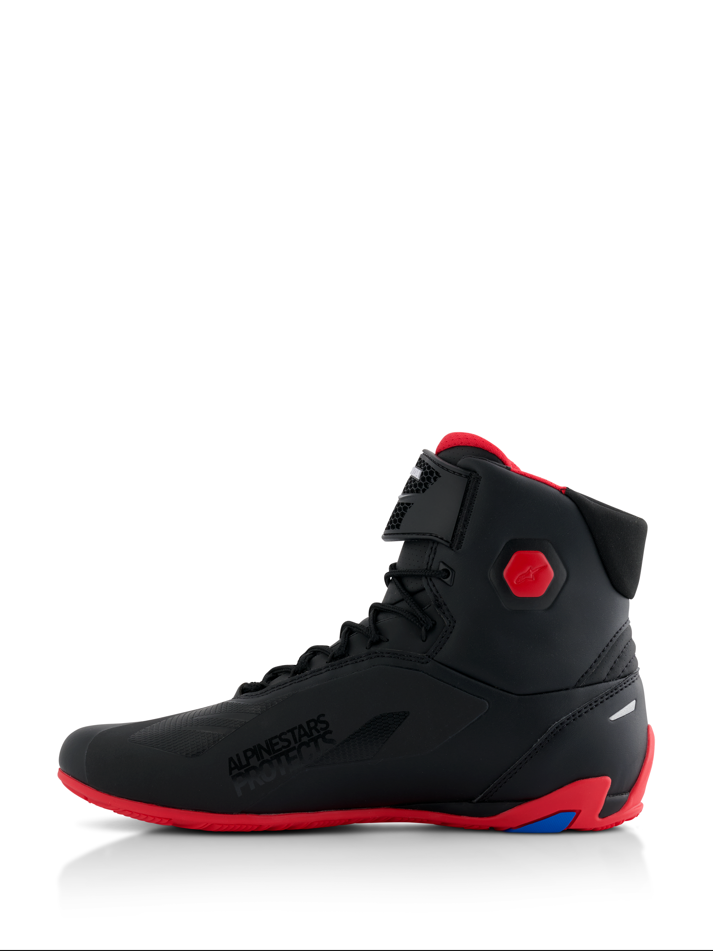 Alpinestars Honda Faster-4 Schuhe, Motorradschuhe, Schwarz und Rot, Seitenansicht, mit leuchtend roter Sohle und sechseckigem Knöchelprotektor, High-Top-Sneaker-Stil mit Schnürverschluss und Klettverschlussriemen, „Alpinestars Protects“-Branding, elegante Performance-Fußbekleidung für Straßenfahrten