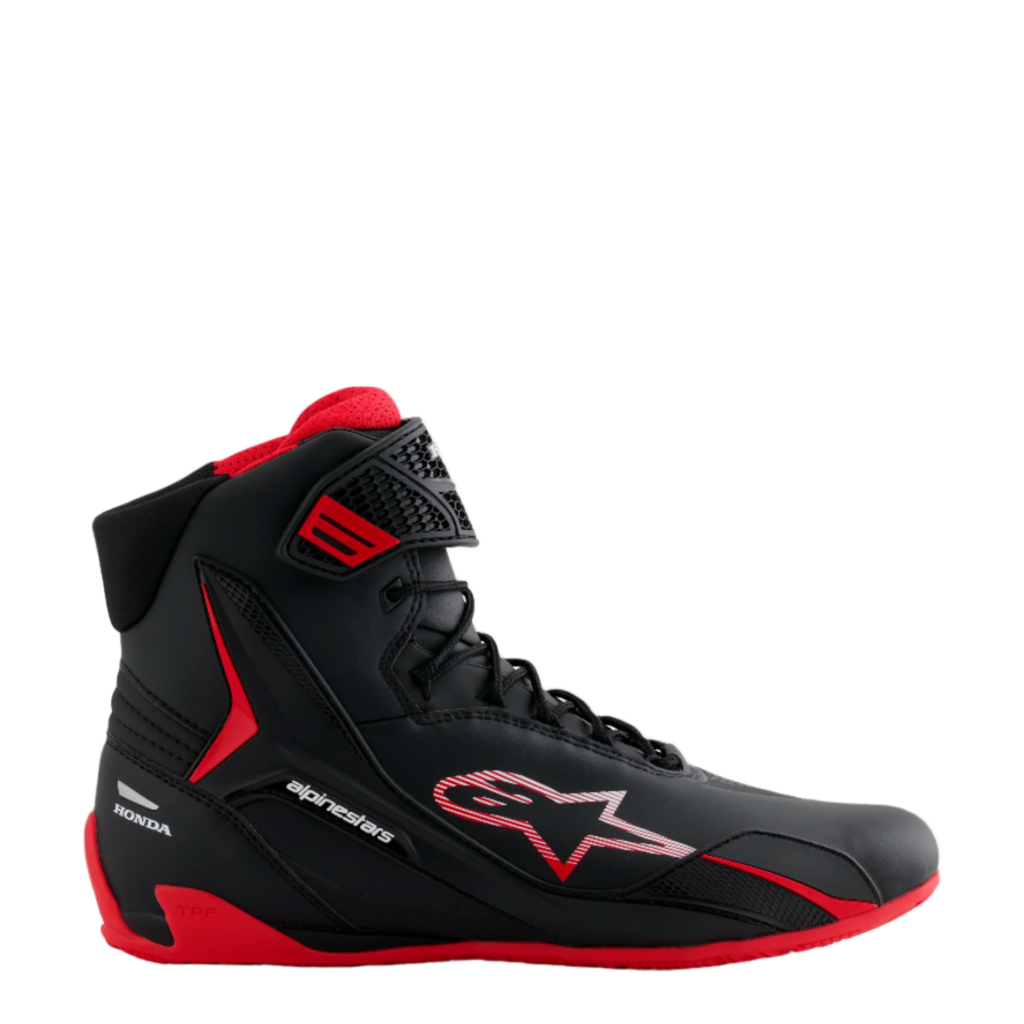 Alpinestars Honda Faster-4 Schuhe, schwarz-roter High-Top-Fahrschuh, schlankes Mikrofaser-Design mit gestreiftem Stern-Logo, rote Sohle und gepolsterte Innenseite, Honda-Branding an der Ferse, Performance-Motorsport-Schuhwerk