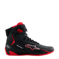 Alpinestars Honda Faster-4 Schuhe, schwarz-roter High-Top-Fahrschuh, schlankes Mikrofaser-Design mit gestreiftem Stern-Logo, rote Sohle und gepolsterte Innenseite, Honda-Branding an der Ferse, Performance-Motorsport-Schuhwerk