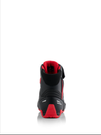 Alpinestars Honda Faster-4 Schuhe, Motorradschuhe, Schwarz und Rot, Rückansicht mit weißem Honda-Branding und roter TPU-Fersenkappe, gepolsterter Kragen mit rotem Mesh-Futter, reflektierende Akzente für die Sicherheit