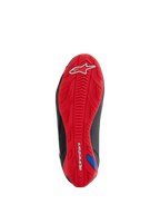Alpinestars Honda Faster-4 Schuhe, Sohlenansicht, strukturierte Gummiaußensohle in leuchtendem Rot, weißes Alpinestars-Logo an der Ferse und Wortmarke am Fußgewölbe, integriertes Gripprofil zum Motorradfahren, schwarze Seitenakzente