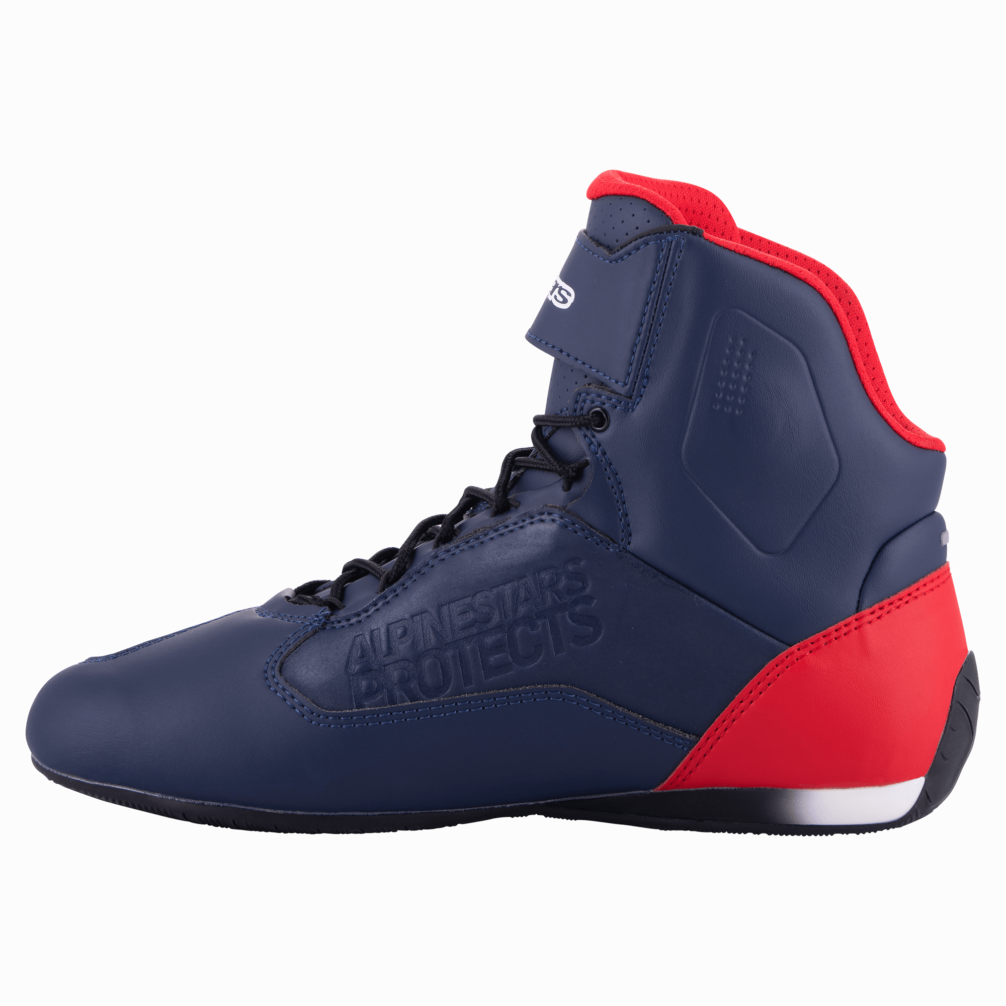 Alpinestars Austin Riding Shoe, Night Navy und Bright Red, Profilansicht zeigt das marineblaue Mikrofaser-Obermaterial mit roten Akzenten an Ferse und Kragen, schwarze Schnürsenkel, geprägtes 'Alpinestars Protects' Branding, High-Top-Motorradschuh
