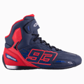Alpinestars Austin Riding Shoe, Motorrad-Sneaker im High-Top-Design, Marineblau und leuchtendes Rot, mit MM93 Nummer 93 Grafik, Schnürverschluss mit Klettverschluss, sportliches vom Rennsport inspiriertes Design, Mikrofaser-Konstruktion