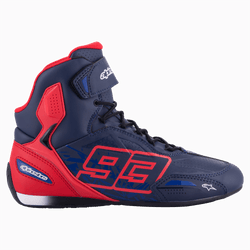 Alpinestars Austin Riding Shoe, Motorrad-Sneaker im High-Top-Design, Marineblau und leuchtendes Rot, mit MM93 Nummer 93 Grafik, Schnürverschluss mit Klettverschluss, sportliches vom Rennsport inspiriertes Design, Mikrofaser-Konstruktion