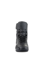 Alpinestars Superfaster Riding Shoes, Schwarz Schwarz, Frontansicht hoher Motorradschuhe mit Schnellschnürsystem, breitem Riemen oben mit geprägtem Logo und stromlinienförmigem, schützendem Design
