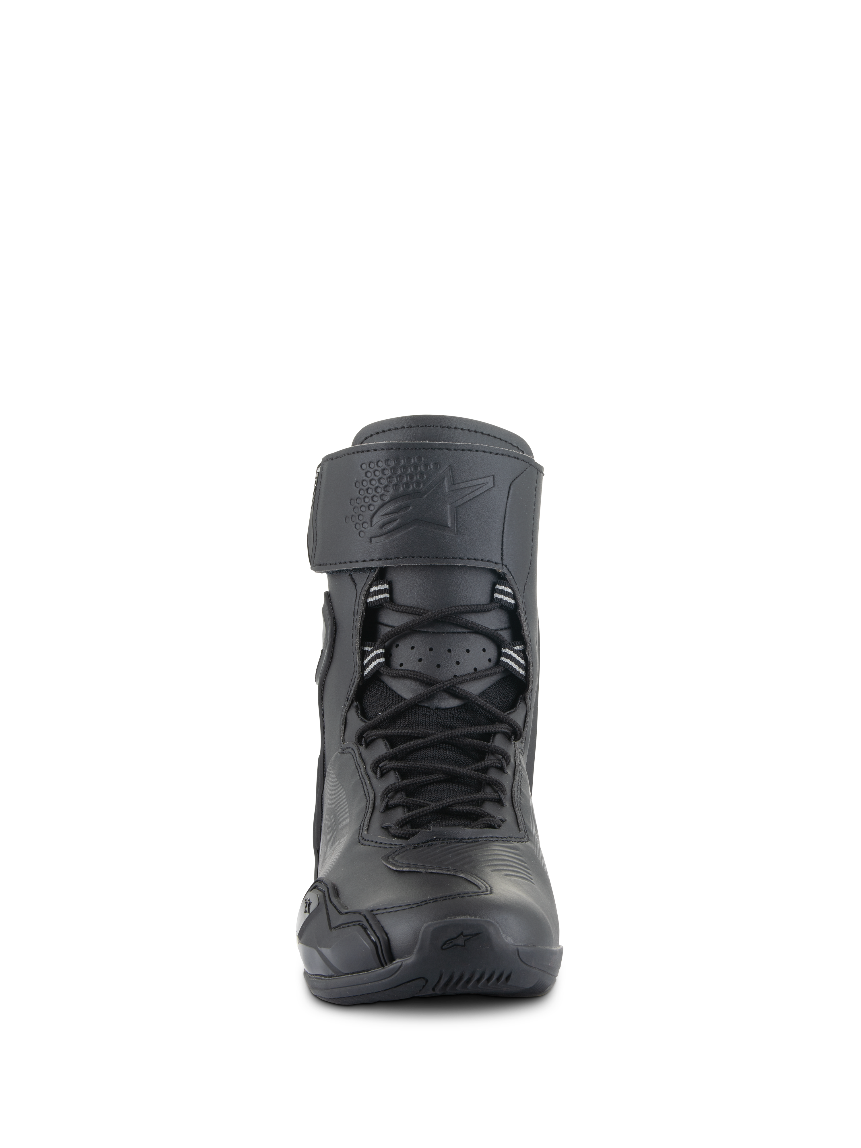 Alpinestars Superfaster Riding Shoes, Schwarz Schwarz, Frontansicht hoher Motorradschuhe mit Schnellschnürsystem, breitem Riemen oben mit geprägtem Logo und stromlinienförmigem, schützendem Design