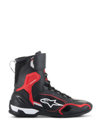 Alpinestars Superfaster Schuhe, Schwarz, leuchtendes Rot und Weiß, knöchelhoher Motorradschuh mit Mikrofaser- und Rideknit-Einsätzen, mit roten TPU-Schutzakzenten und weißem Stern-Logo an der Seite.
