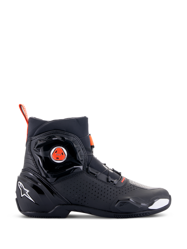 Alpinestars SP-2 Motorradschuhe, Sport-Fahrschuhe, Schwarz mit weißen und Red Fluo Akzenten, seitliches Profil mit BOA-Schnellverschluss, perforierte Mikrofaser-Konstruktion und weißes Stern-Logo an der Ferse