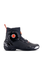 Alpinestars SP-2 Motorradschuhe, Sport-Motorradschuhe, Schwarz mit roten Fluo-Akzenten, Seitenansicht mit BOA-Schnellverschlusssystem, perforierte Mikrofaser-Einsätze für Luftzirkulation, weißes Alpinestars-Logo an der Ferse, schlankes modernes Design mit matten und glänzenden Oberflächen