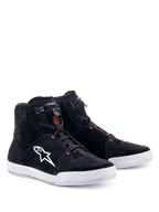 Alpinestars Chrome Schuhe, Motorradschuhe, Schwarz und Cool Gray mit Red Fluo Akzenten, High-Top-Silhouette, Obermaterial aus Spaltwildleder mit weißer Gummisohle, weißem seitlichem Logo und elastischem Schnellverschluss, lässiger urbaner Streetwear-Stil