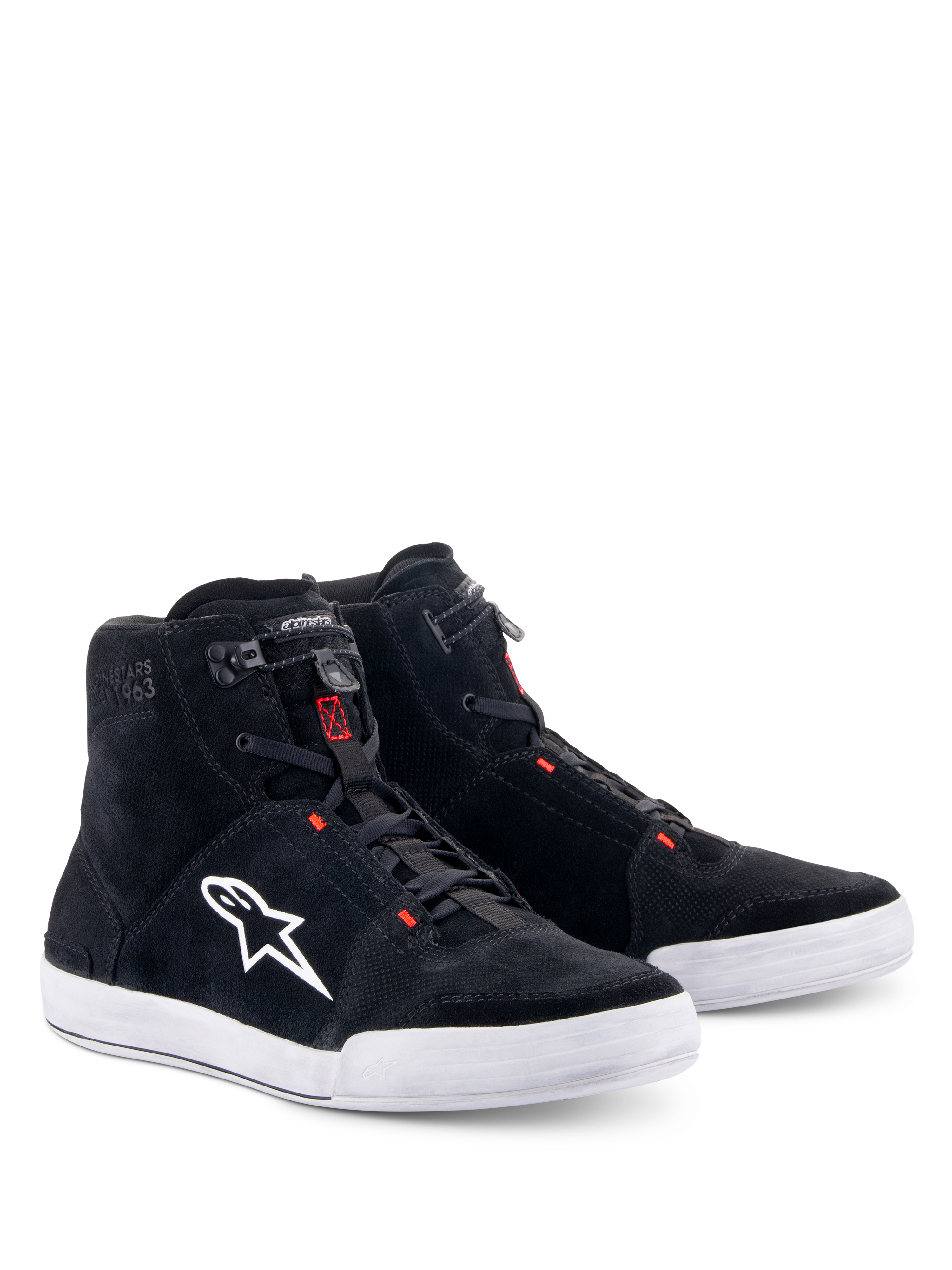Alpinestars Chrome Schuhe, Motorradschuhe, Schwarz und Cool Gray mit Red Fluo Akzenten, High-Top-Silhouette, Obermaterial aus Spaltwildleder mit weißer Gummisohle, weißem seitlichem Logo und elastischem Schnellverschluss, lässiger urbaner Streetwear-Stil