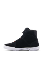 Alpinestars Chrome Schuhe, Motorradschuhe, Schwarz und Cool Gray mit Red Fluo, Seitenprofil-Ansicht mit Spaltwildleder-Konstruktion und weißer Gummisohle, lässige Sneaker-Silhouette für urbanes Fahren