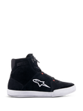 Alpinestars Chrome Schuhe, Urban-Motorradschuhe, Schwarz und Weiß mit Fluo-Roten Akzenten, Seitenprofil mit Spaltwildleder-Konstruktion, großes weißes A-Star-Logo, weiße Gummischalensohle und lässige, von Sneakern inspirierte Silhouette für das Pendeln mit dem Motorrad