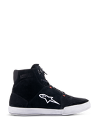 Alpinestars Chrome Schuhe, Urban-Motorradschuhe, Schwarz und Weiß mit Fluo-Roten Akzenten, Seitenprofil mit Spaltwildleder-Konstruktion, großes weißes A-Star-Logo, weiße Gummischalensohle und lässige, von Sneakern inspirierte Silhouette für das Pendeln mit dem Motorrad