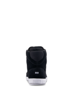 Alpinestars Chrome Schuhe, Urbane Motorrad-Fahrschuhe, Schwarz und Weiß, Rückansicht mit Spaltwildleder-Konstruktion, weißer Gummisohle mit Fersenlogo und kleinem reflektierenden rechteckigen Detail