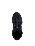 Alpinestars Chrome Schuhe, schwarze Motorradschuhe, Draufsicht mit Obermaterial aus Spaltwildleder und neonroten Akzenten, lässiger urbaner Stil mit elastischem Verschluss oben und weißem Logo an der Seite.