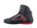Alpinestars FQ20 Faster-3 Rideknit® Schuhe, Motorradschuhe, schwarz mit rot-weißen Fabio Quartararo-Grafiken, High-Top-Design mit Schnürsenkeln und Knöchelriemen, rotes Fersendetail, Seitenansicht