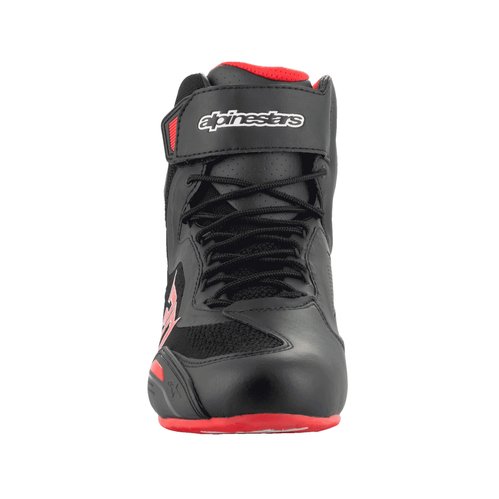 Alpinestars FQ20 Faster-3 Rideknit® Schuhe, Motorradschuhe, Schwarz und leuchtendes Rot, Vorderansicht mit Schnürverschluss und Klettverschluss oben mit Alpinestars-Branding, technische Mikrofaser und atmungsaktive Strickkonstruktion.