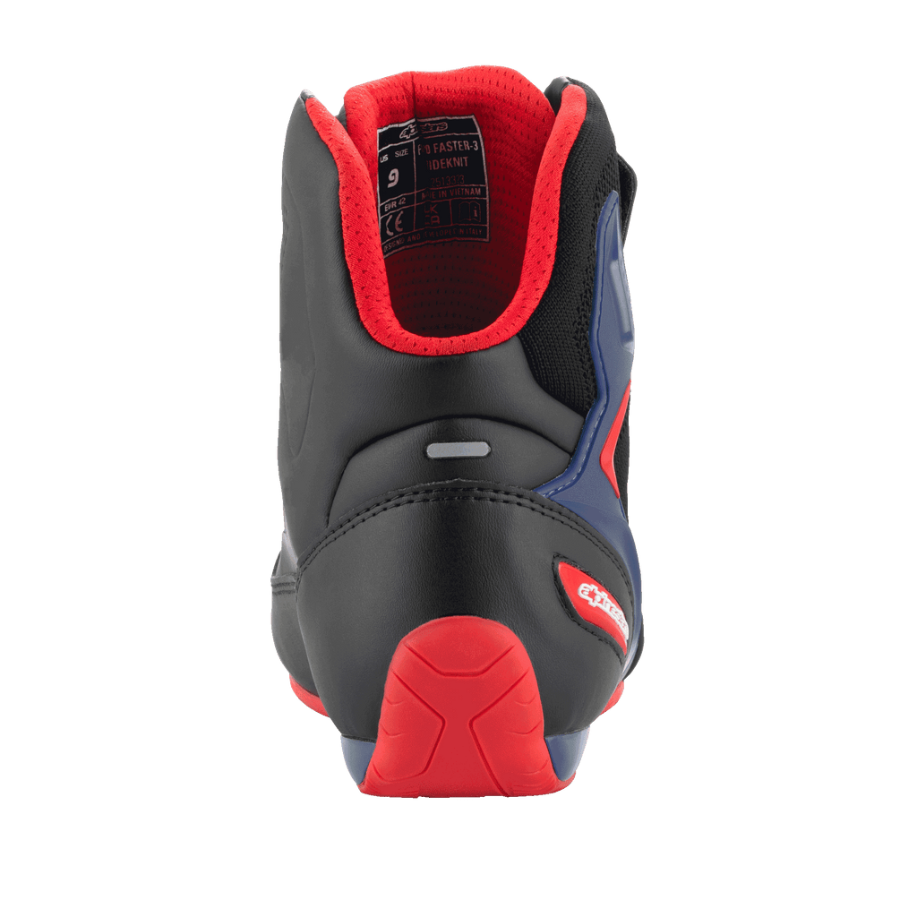 Alpinestars FQ20 Faster-3 Rideknit® Schuhe, Motorradschuhe, Schwarz, Leuchtend Rot und Blau, Rückansicht mit rotem TPR-Fersenschutz, gepolstertem rotem Mesh-Futter und Reflektorstreifen, sportliches Design für die Straße.