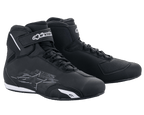 Alpinestars Sektor Schuhe, Motorradschuhe, Schwarz und Weiß, mit Schnellschnürsystem und Knöchel-Klettverschluss, schlankes Mikrofaser-Obermaterial mit schützenden Verstärkungen, Performance-Fußbekleidung für Straßenfahrten