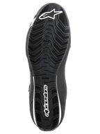 Alpinestars Sektor Schuhe, Motorradschuhe, Schwarz und Weiß, Unteransicht der strukturierten Gummisohle mit wellenförmigem Profilmuster, mit weißem Alpinestars-Logo und Stern-Symbol.