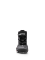 Alpinestars Sektor Schuh, Motorradschuh, Schwarz, Vorderansicht mit Mikrofaser-Chassis, Schnellverschlusssystem und Knöchelriemen mit weißem Alpinestars-Logo, elegantes sportliches Design für Straßenfahrten