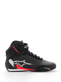 Alpinestars Sektor Schuh, Motorradschuh, Schwarz, Weiß und Fluo-Rot, hochgeschnittenes Design mit Schnellschnürsystem und Knöchelriemen, großes weißes Stern-Logo auf der Seite mit roten Akzenten, Mikrofaser-Obermaterial mit verstärkter Zehenpartie, schlankes, vom Rennsport inspiriertes Profil