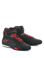 Alpinestars Sektor Schuhe, flach geschnittene Motorradschuhe, Schwarz und Bright Red, mit rotem Speed-Lacing-System, Knöchelriemen und auffälligem rotem Stern-Logo, schlanke Mikrofaser-Konstruktion für Straßen- und Sportfahrten