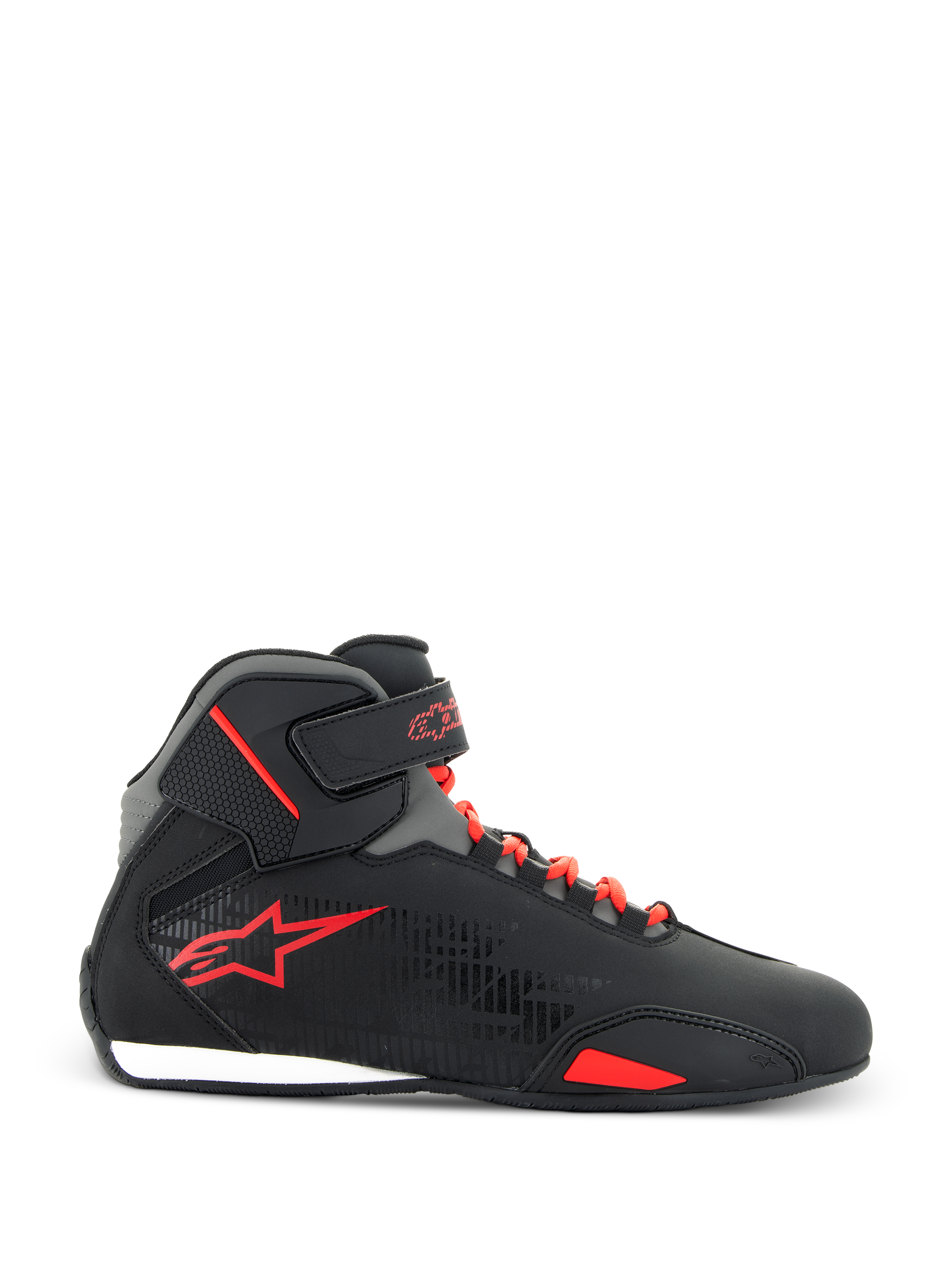 Alpinestars Sektor Schuhe, Motorradschuhe, Schwarz und leuchtendes Rot, Seitenprofil eines High-Top-Mikrofaser-Schuhs mit roten Schnellschnürsenkeln, verstellbarem Knöchelriemen und rotem Stern-Logo, schlankes Design für Straßenfahrten
