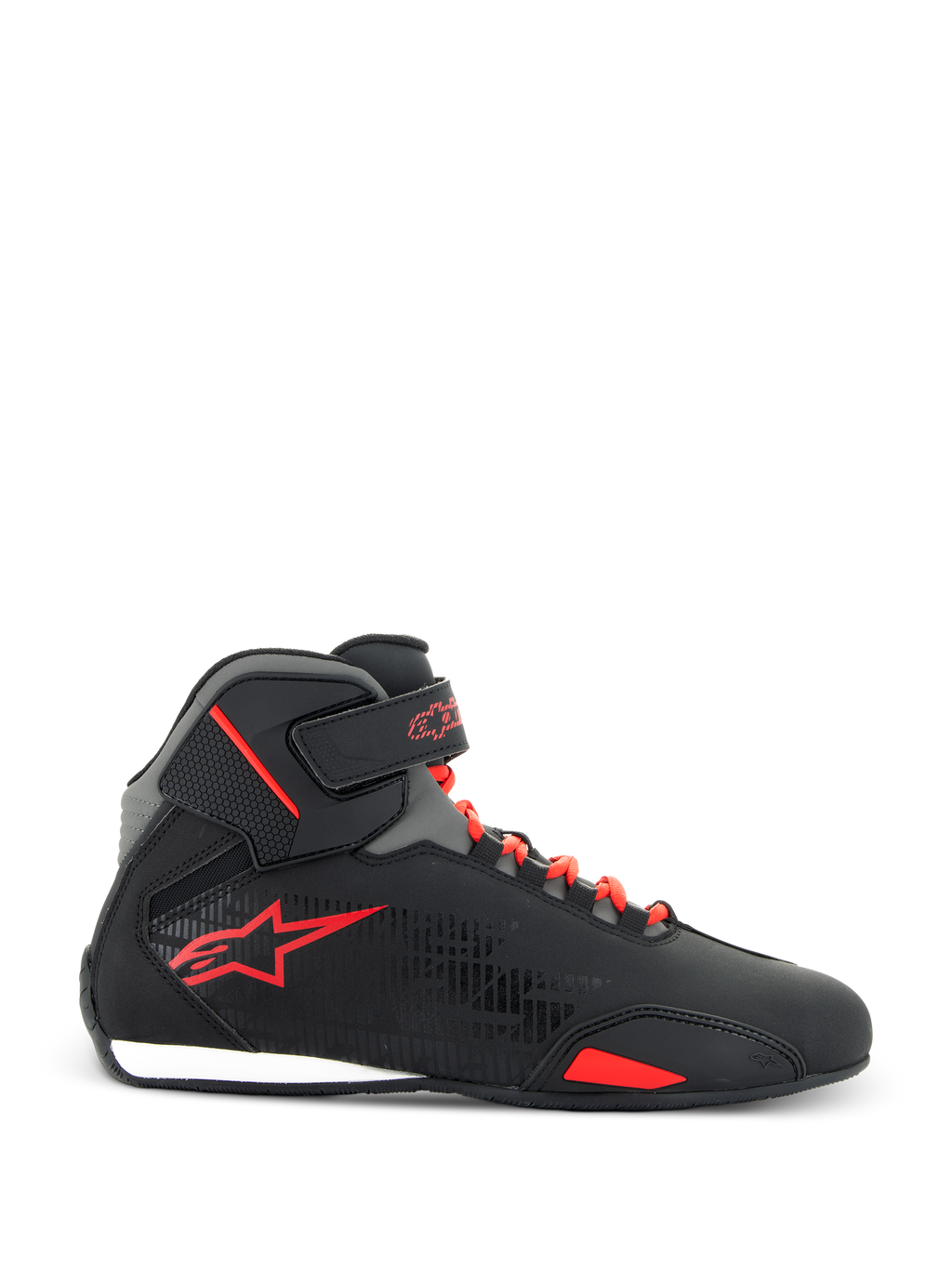 Alpinestars Sektor Schuhe, Motorradschuhe, Schwarz und Hellrot, Seitenansicht mit schwarzem Mikrofaser-Obermaterial, hellroten Schnürsenkeln, rotem Stern-Logo und verstellbarem Knöchelriemen, schlankes Design für Straßen- und Sportfahrten