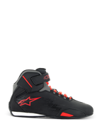 Alpinestars Sektor Schuhe, Motorradschuhe, Schwarz und Hellrot, Seitenansicht mit schwarzem Mikrofaser-Obermaterial, hellroten Schnürsenkeln, rotem Stern-Logo und verstellbarem Knöchelriemen, schlankes Design für Straßen- und Sportfahrten