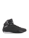 Alpinestars Sektor Schuhe, schwarze Motorradschuhe, Seitenansicht, schlanke Mikrofaser-Konstruktion mit verstärkter Zehenpartie und Knöchelriemen, weißes Alpinestars-Logo, sportliches Schutzschuhwerk.