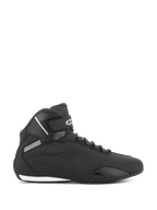 Alpinestars Sektor Schuhe, schwarze Motorradschuhe, Seitenansicht, schlankes High-Top-Design mit Mikrofaser-Obermaterial, Knöchelriemen mit weißem Logo, Schnellschnürsystem sowie verstärkte Zehen- und Fersenbereiche, sportlich inspirierte Straßenschuhe